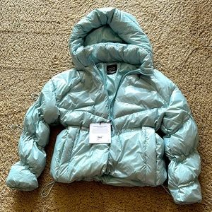 Alo stunner puffer jacket. Size Medium. New with tags, never worn.